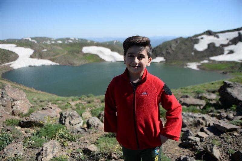 Yayla Dağı zirvesindeki göle 7 kilometrelik yürüyüşle ulaştılar