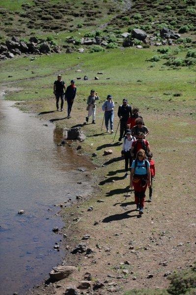 Yayla Dağı zirvesindeki göle 7 kilometrelik yürüyüşle ulaştılar