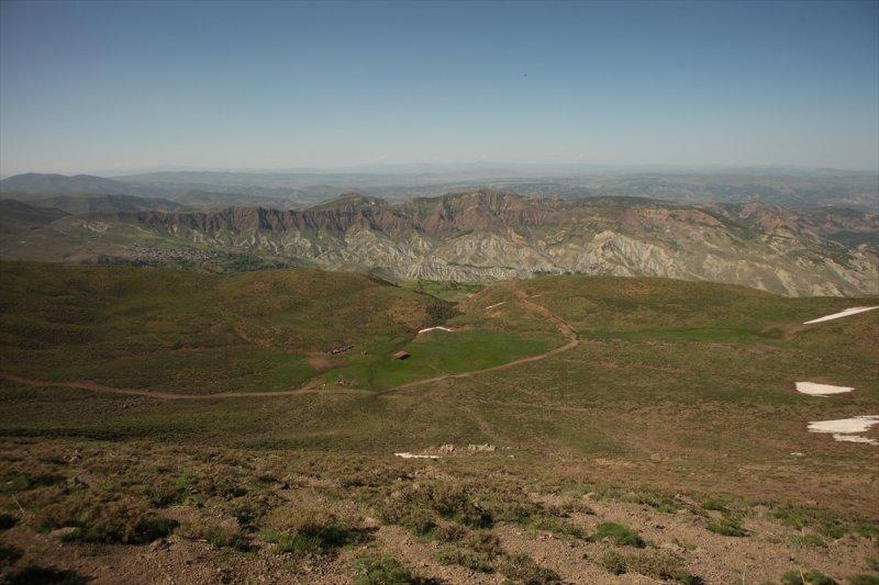 Yayla Dağı zirvesindeki göle 7 kilometrelik yürüyüşle ulaştılar