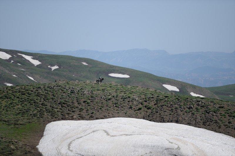 Yayla Dağı zirvesindeki göle 7 kilometrelik yürüyüşle ulaştılar