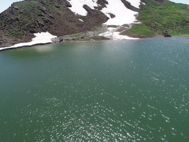 Yayla Dağı zirvesindeki göle 7 kilometrelik yürüyüşle ulaştılar