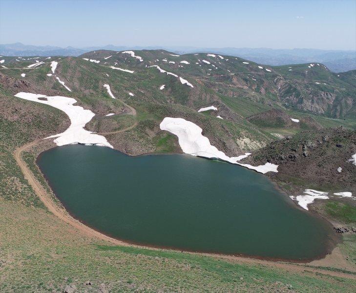 Yayla Dağı zirvesindeki göle 7 kilometrelik yürüyüşle ulaştılar