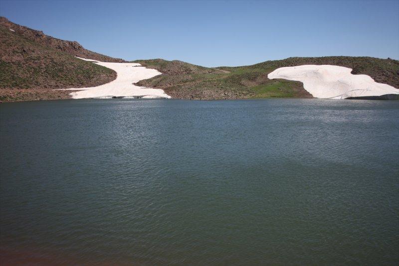 Yayla Dağı zirvesindeki göle 7 kilometrelik yürüyüşle ulaştılar