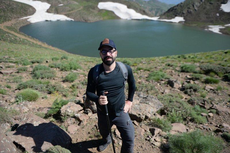 Yayla Dağı zirvesindeki göle 7 kilometrelik yürüyüşle ulaştılar