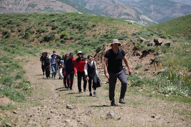 Yayla Dağı zirvesindeki göle 7 kilometrelik yürüyüşle ulaştılar