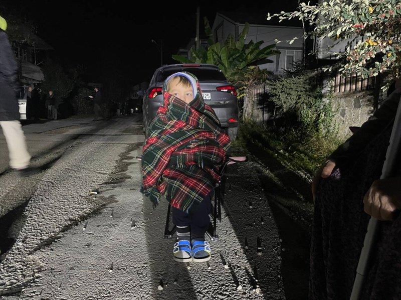 Düzce 5.9 şiddetindeki depremle sarsıldı