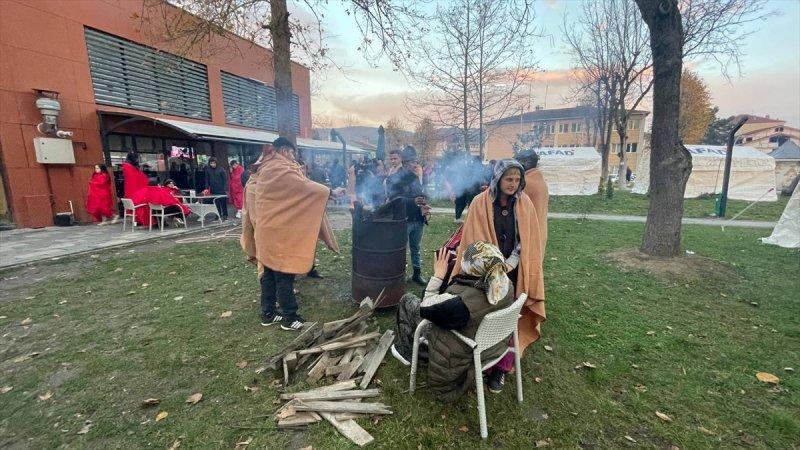 Düzce 5.9 şiddetindeki depremle sarsıldı