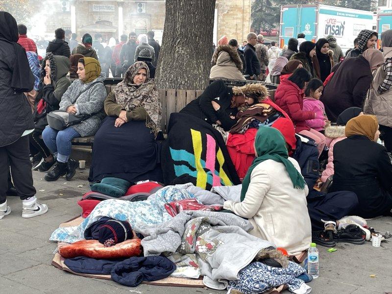 Düzce 5.9 şiddetindeki depremle sarsıldı