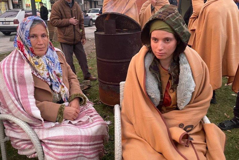 Düzce 5.9 şiddetindeki depremle sarsıldı
