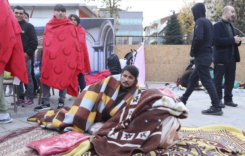 Düzce 5.9 şiddetindeki depremle sarsıldı