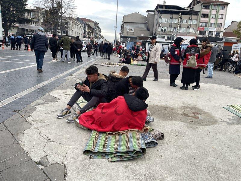 Düzce 5.9 şiddetindeki depremle sarsıldı