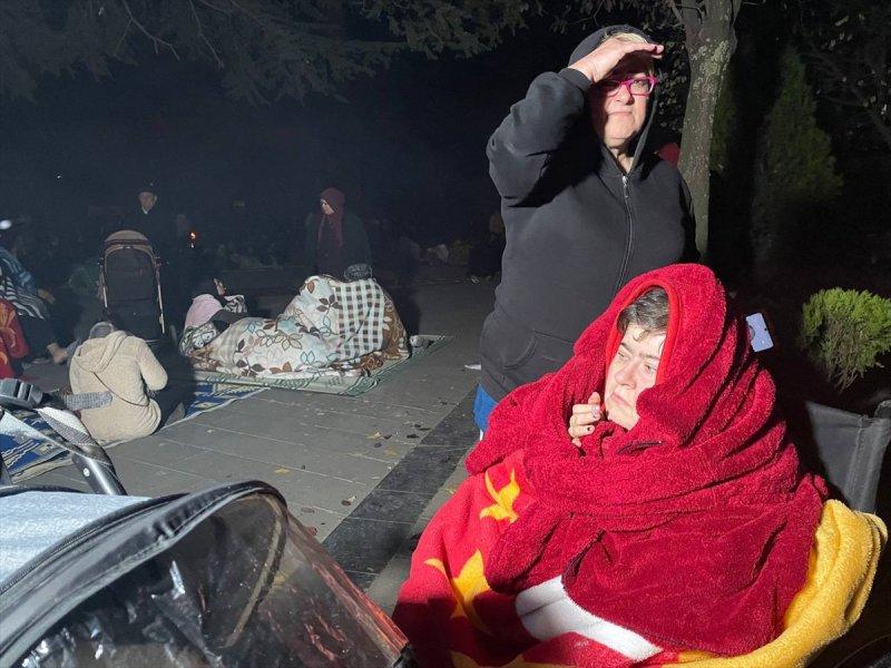 Düzce 5.9 şiddetindeki depremle sarsıldı