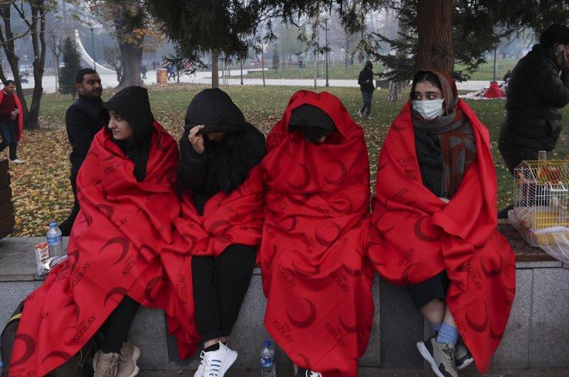 Düzce 5.9 şiddetindeki depremle sarsıldı