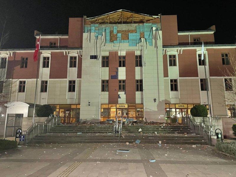 Düzce 5.9 şiddetindeki depremle sarsıldı