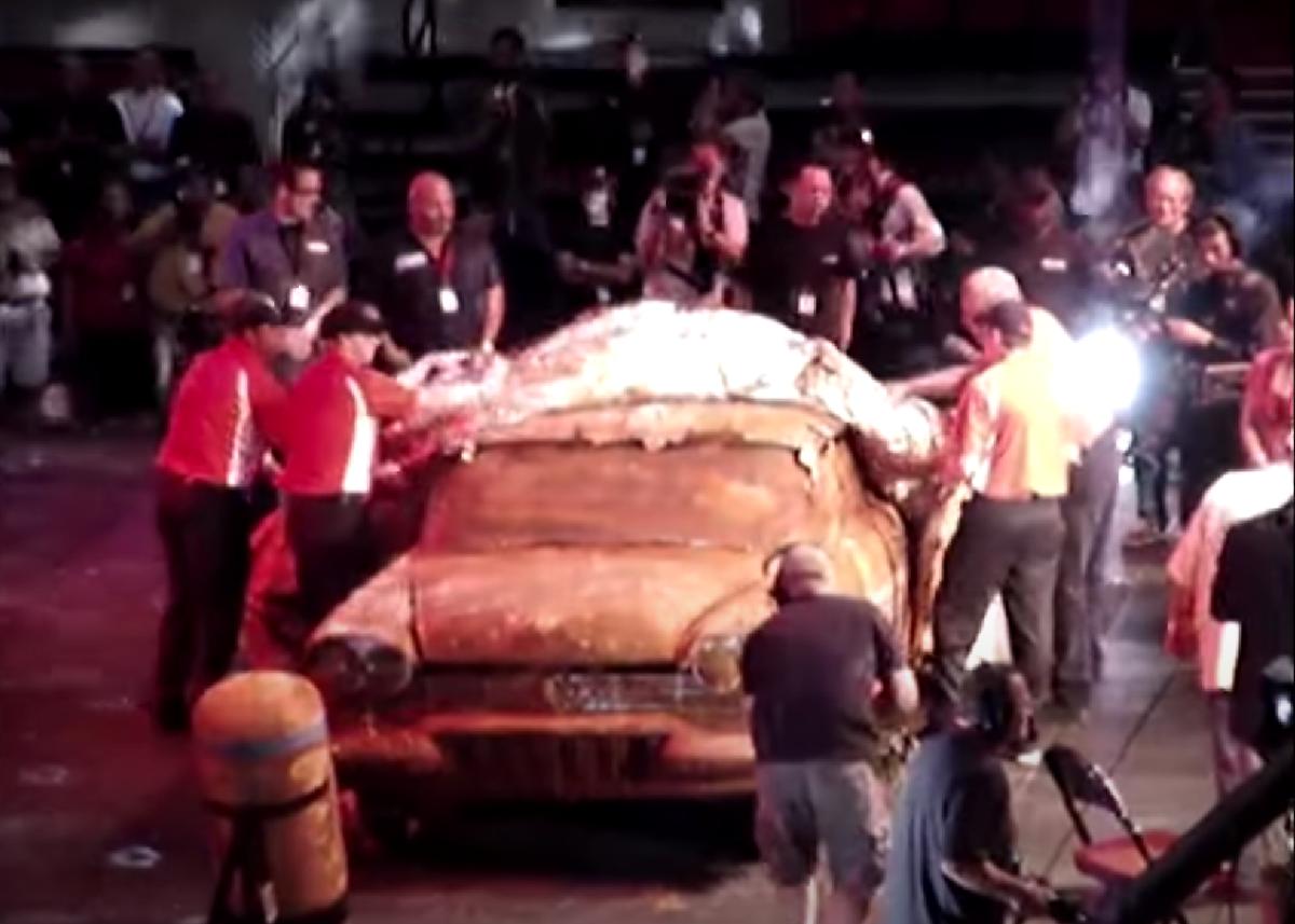 50 yıldır toprak altında olan klasik otomobil gün yüzüne çıktı