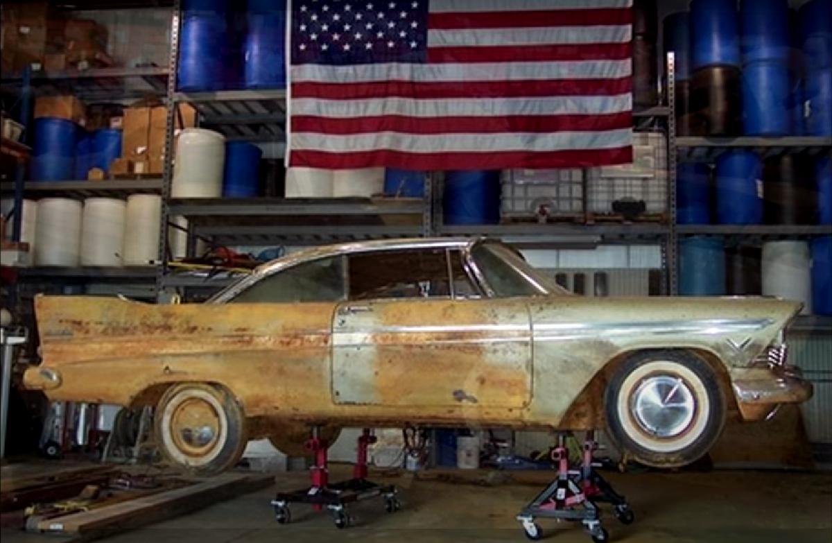 50 yıldır toprak altında olan klasik otomobil gün yüzüne çıktı