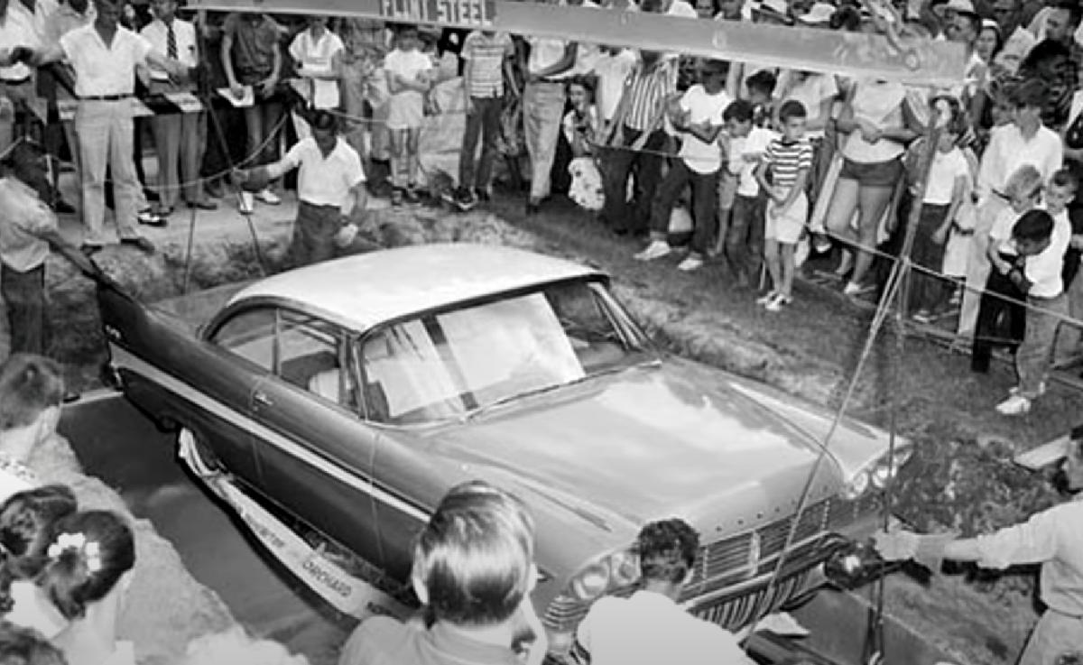 50 yıldır toprak altında olan klasik otomobil gün yüzüne çıktı