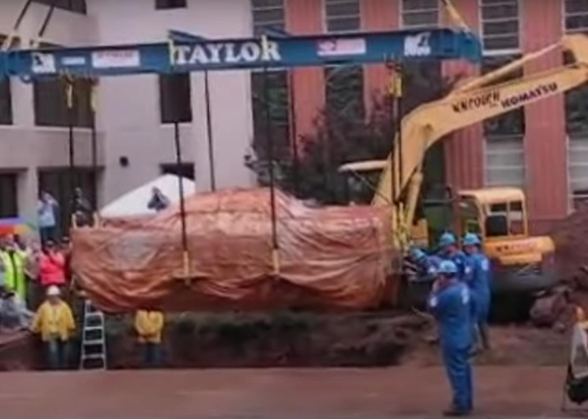 50 yıldır toprak altında olan klasik otomobil gün yüzüne çıktı