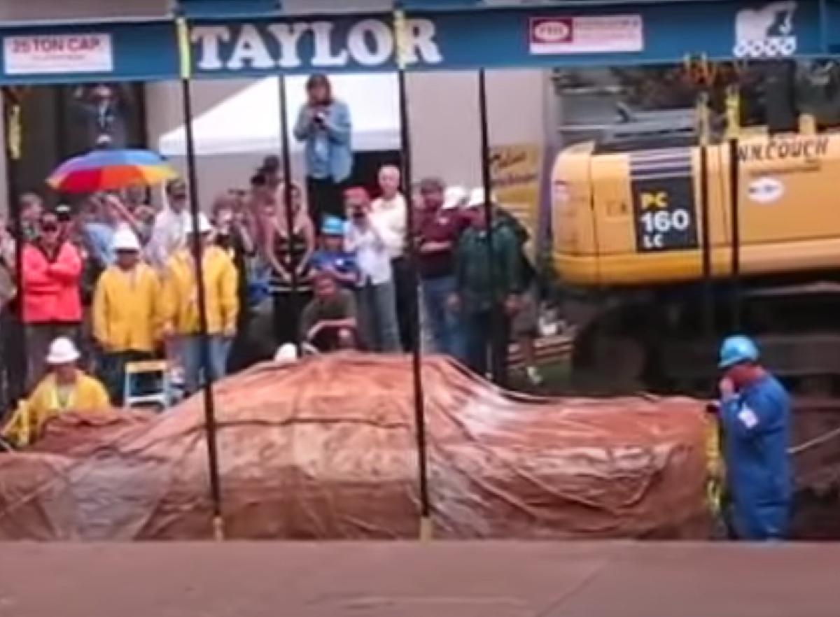 50 yıldır toprak altında olan klasik otomobil gün yüzüne çıktı