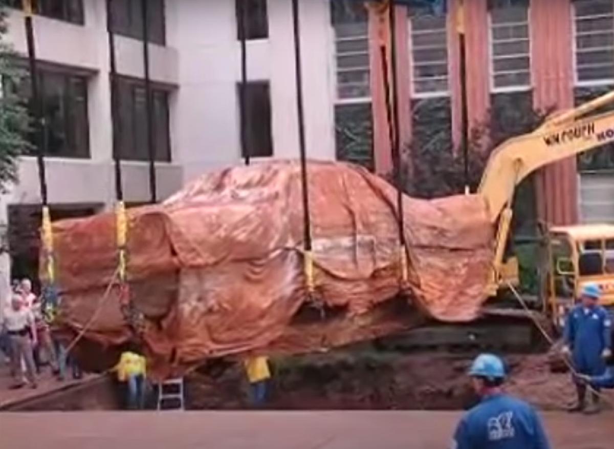 50 yıldır toprak altında olan klasik otomobil gün yüzüne çıktı