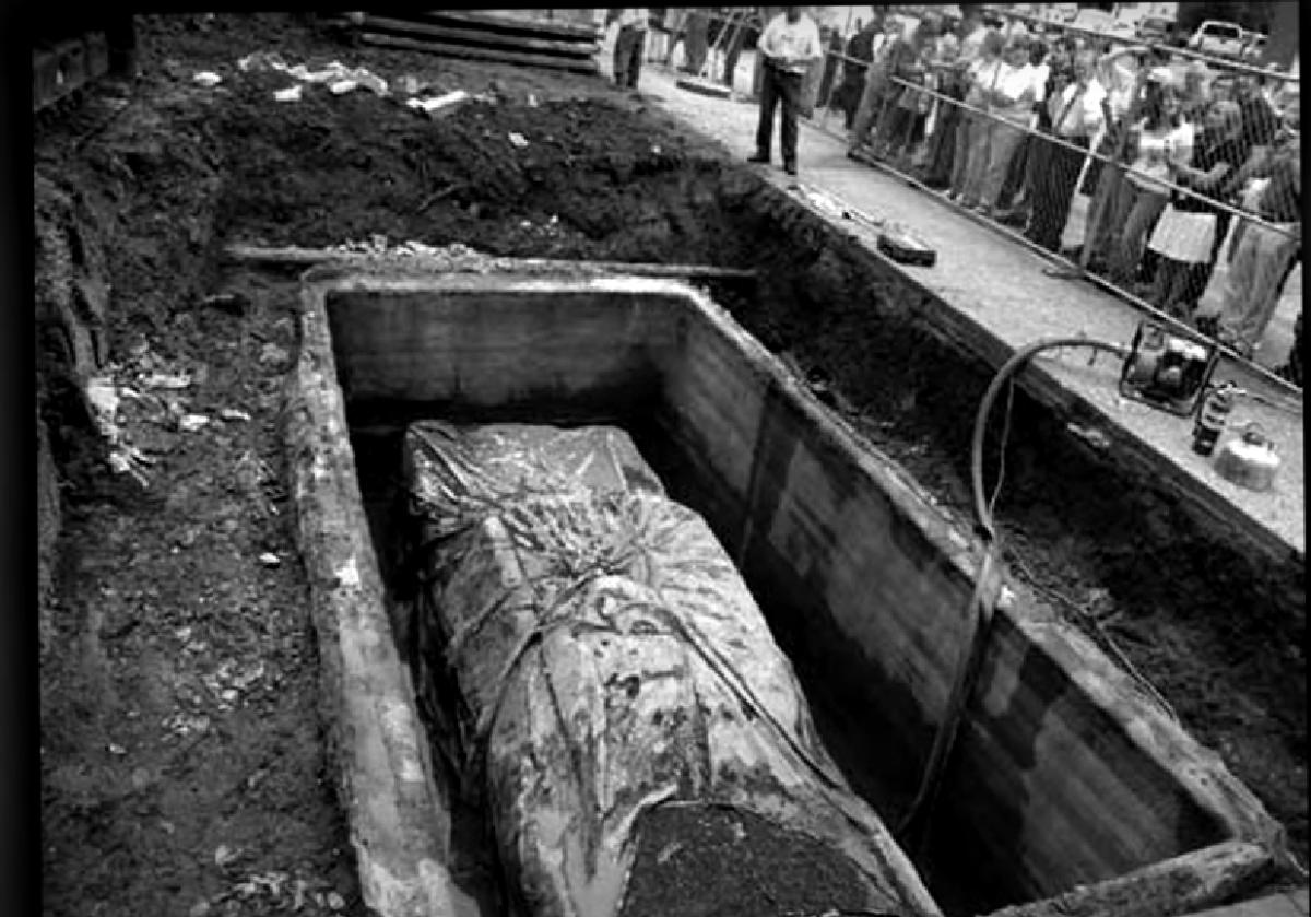 50 yıldır toprak altında olan klasik otomobil gün yüzüne çıktı