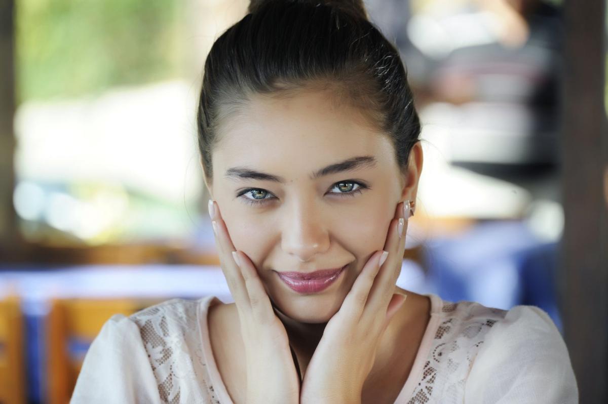 Kadir Doğulu'nun Rus güzeli kayınvalidesi! Neslihan Atagül'ün annesine bakın...