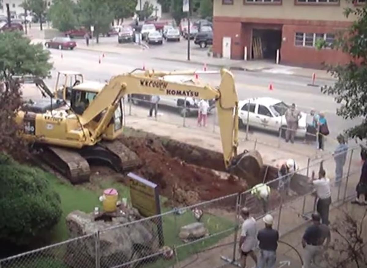 50 yıldır toprak altında olan klasik otomobil gün yüzüne çıktı