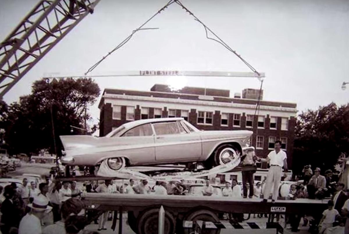 50 yıldır toprak altında olan klasik otomobil gün yüzüne çıktı