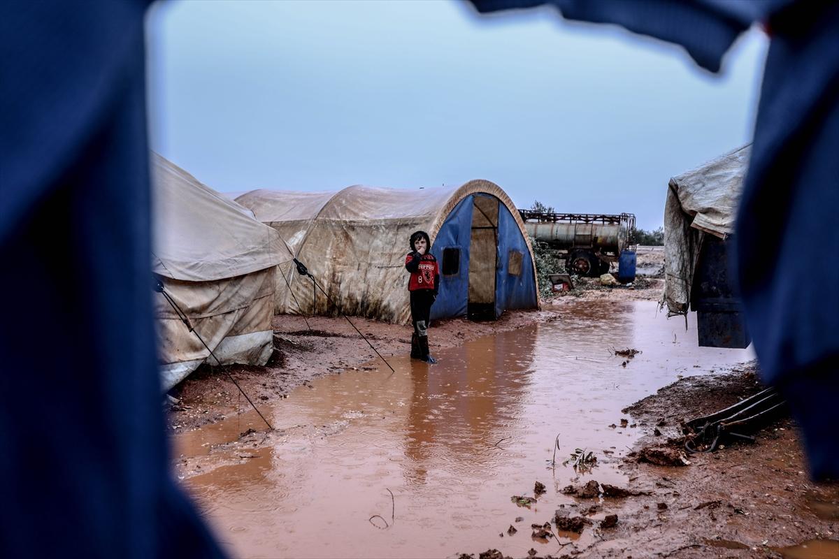 Sular altında kalan İdlib'deki kamplardan kareler