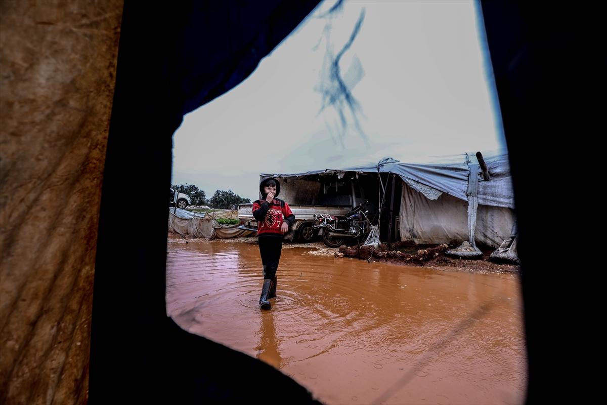 Sular altında kalan İdlib'deki kamplardan kareler