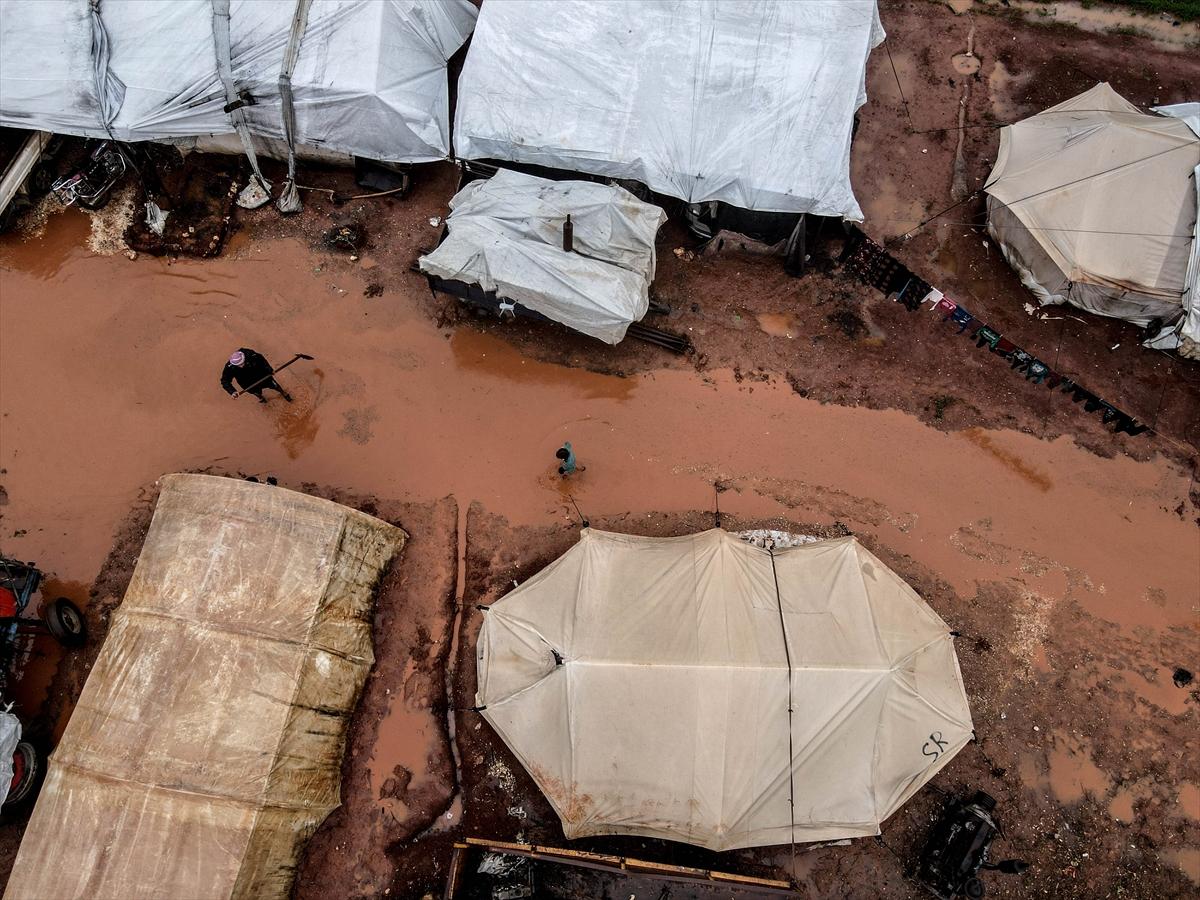 Sular altında kalan İdlib'deki kamplardan kareler