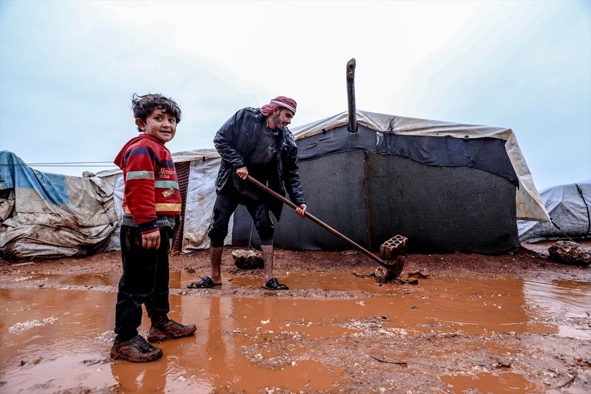 Sular altında kalan İdlib'deki kamplardan kareler