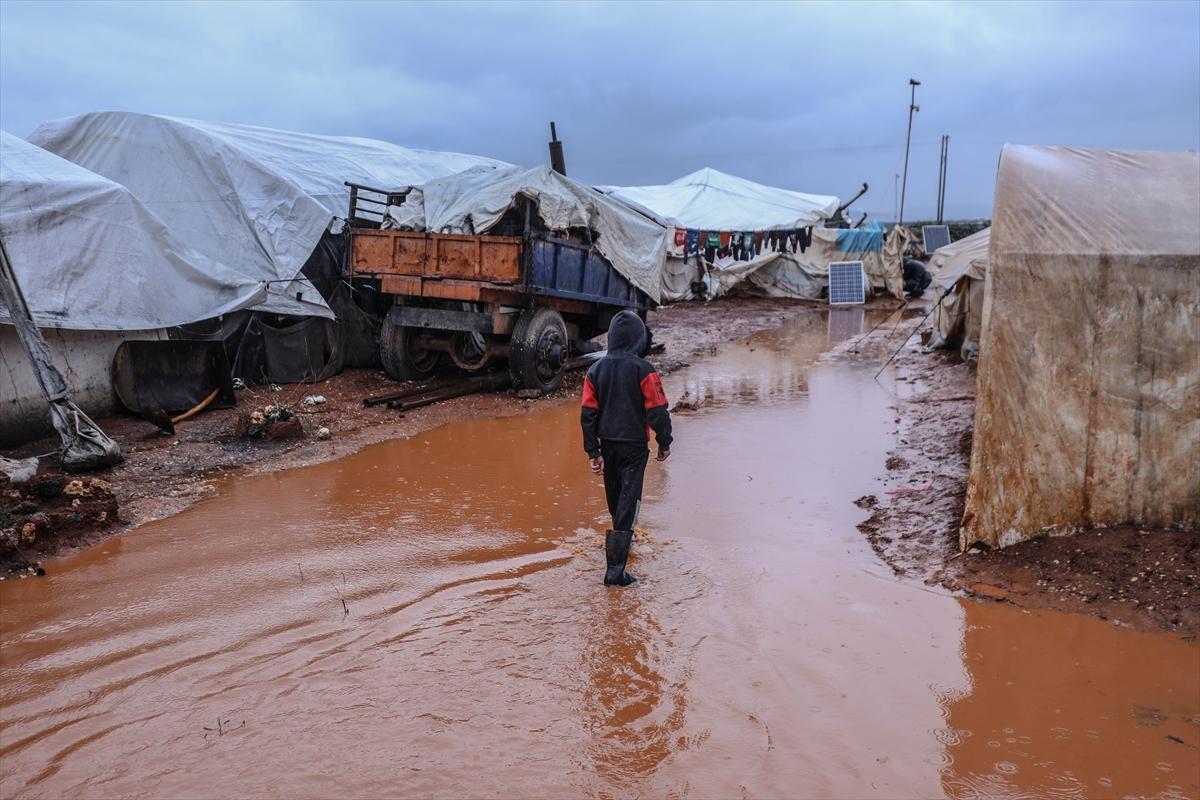 Sular altında kalan İdlib'deki kamplardan kareler