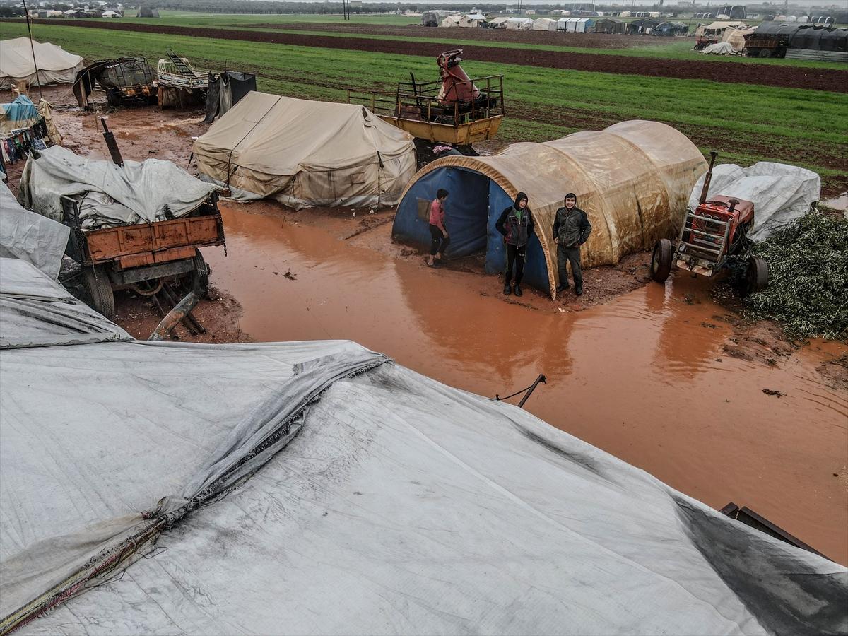 Sular altında kalan İdlib'deki kamplardan kareler