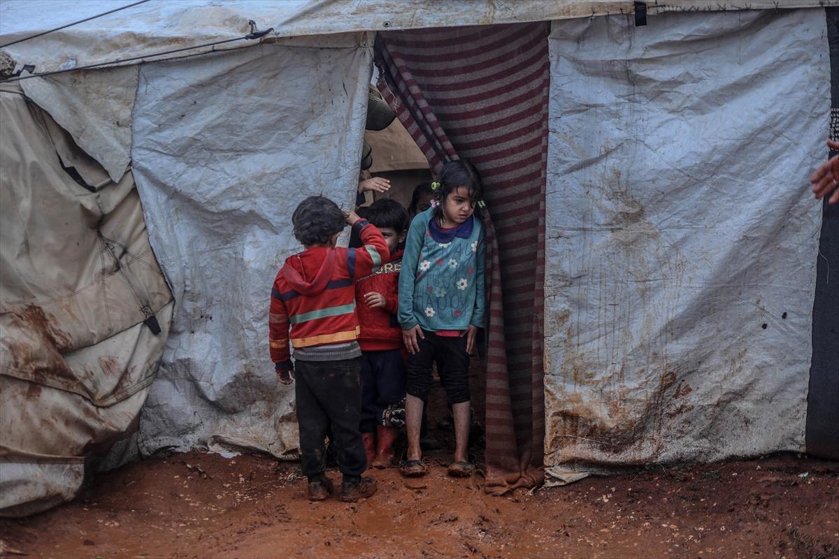 Sular altında kalan İdlib'deki kamplardan kareler