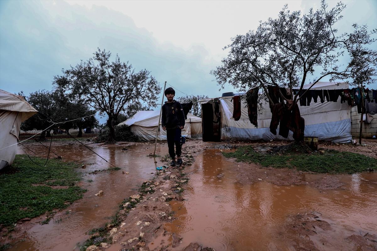 Sular altında kalan İdlib'deki kamplardan kareler