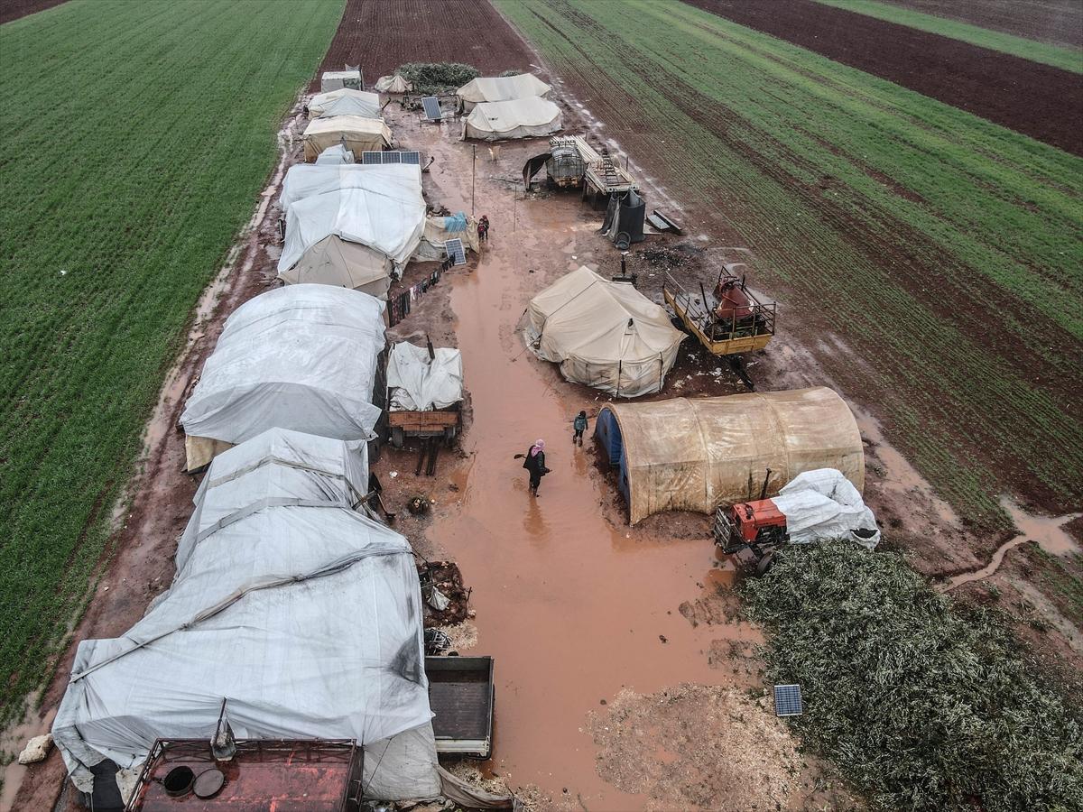 Sular altında kalan İdlib'deki kamplardan kareler