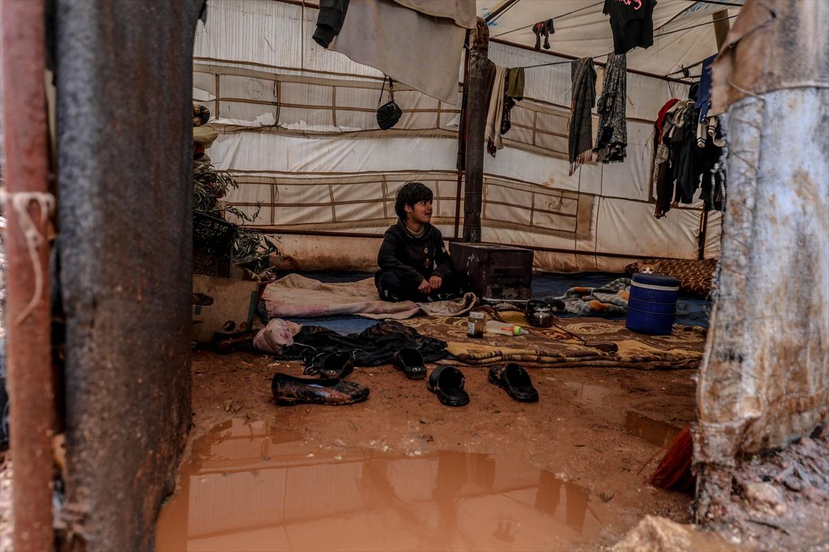 Sular altında kalan İdlib'deki kamplardan kareler