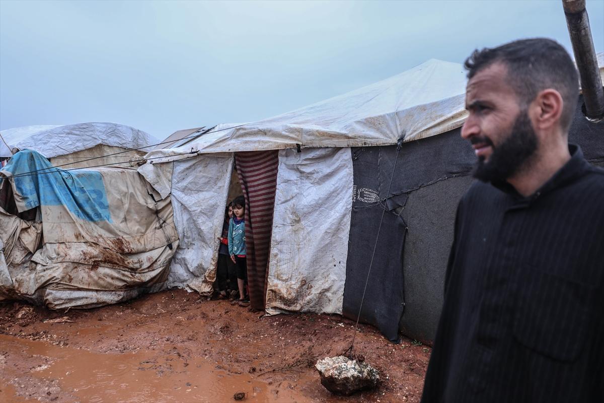 Sular altında kalan İdlib'deki kamplardan kareler