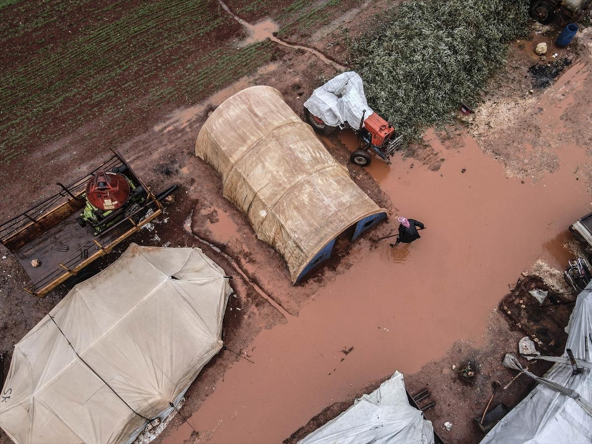 Sular altında kalan İdlib'deki kamplardan kareler
