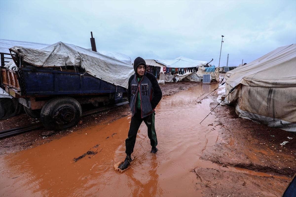 Sular altında kalan İdlib'deki kamplardan kareler