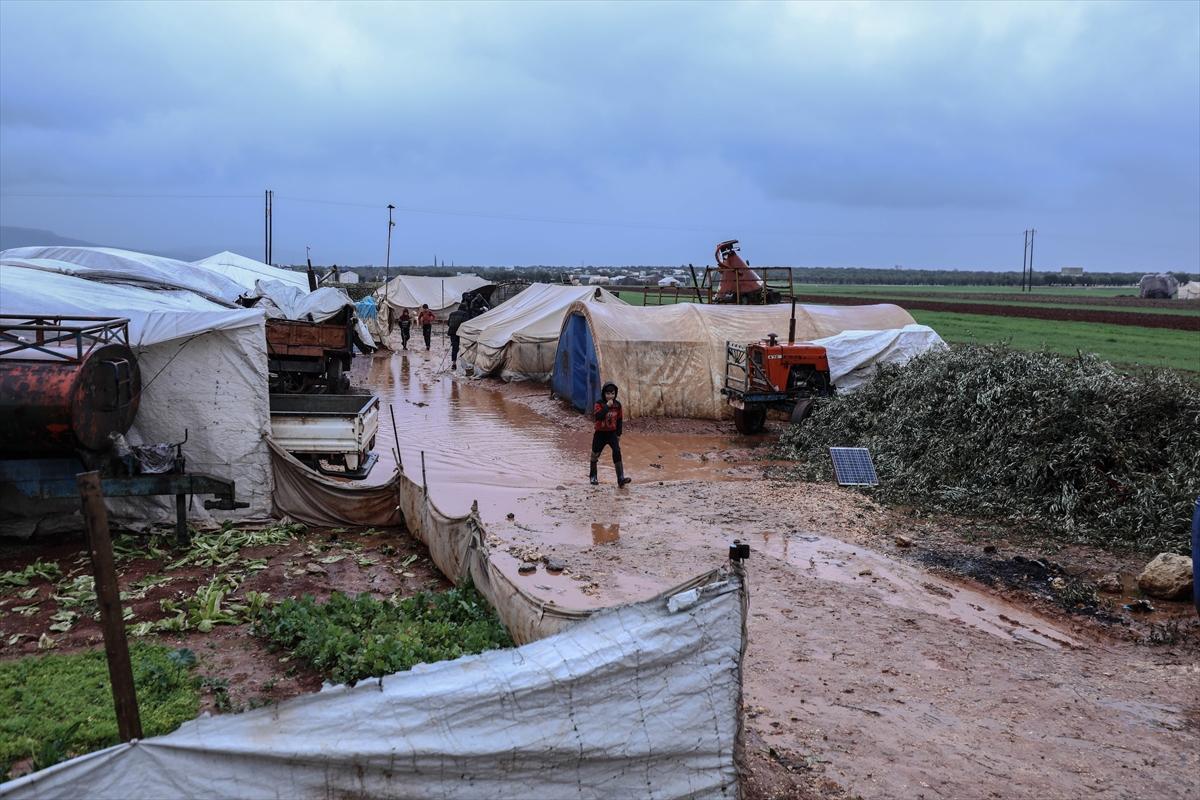 Sular altında kalan İdlib'deki kamplardan kareler