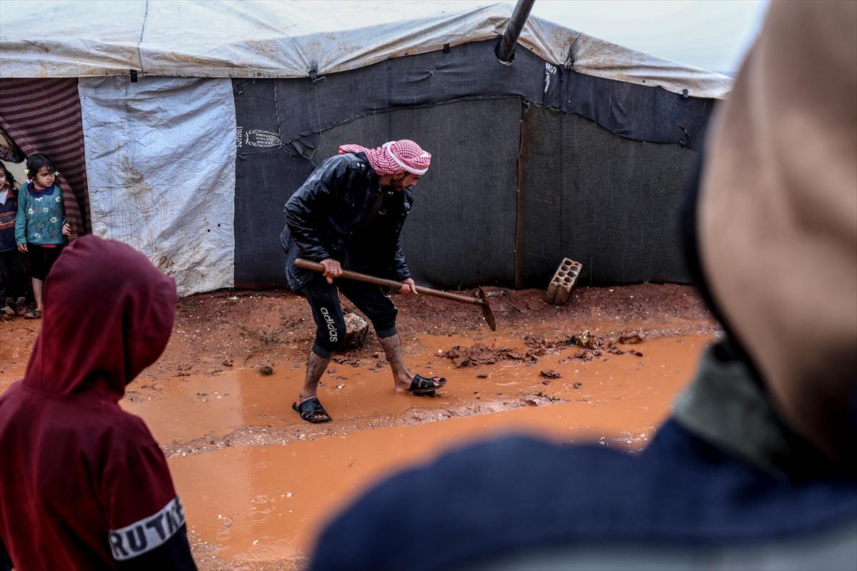Sular altında kalan İdlib'deki kamplardan kareler