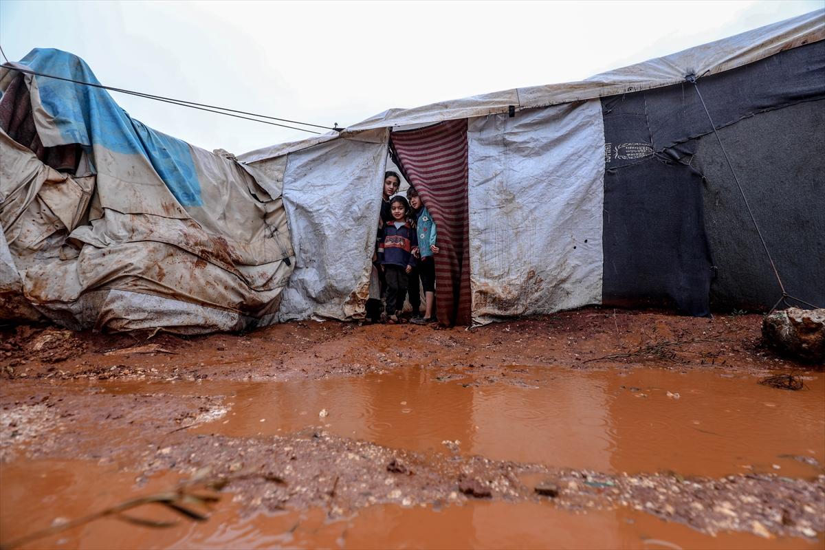 Sular altında kalan İdlib'deki kamplardan kareler