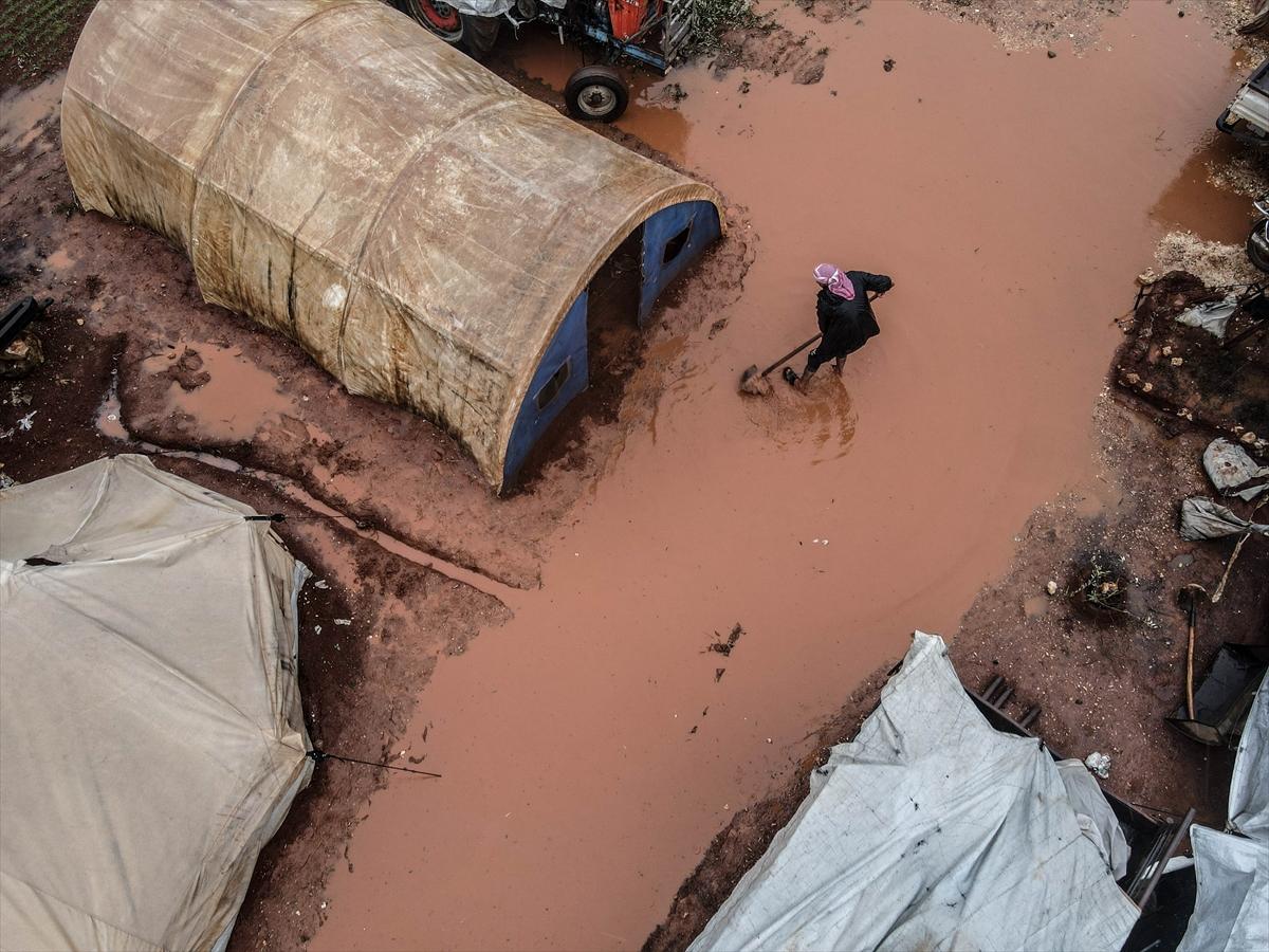 Sular altında kalan İdlib'deki kamplardan kareler