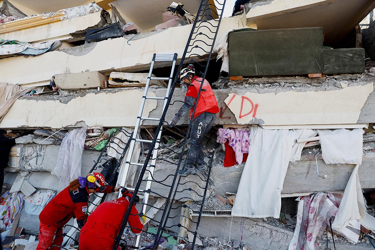 Reuters'ın objektifinden deprem sonrasında yaşananlar