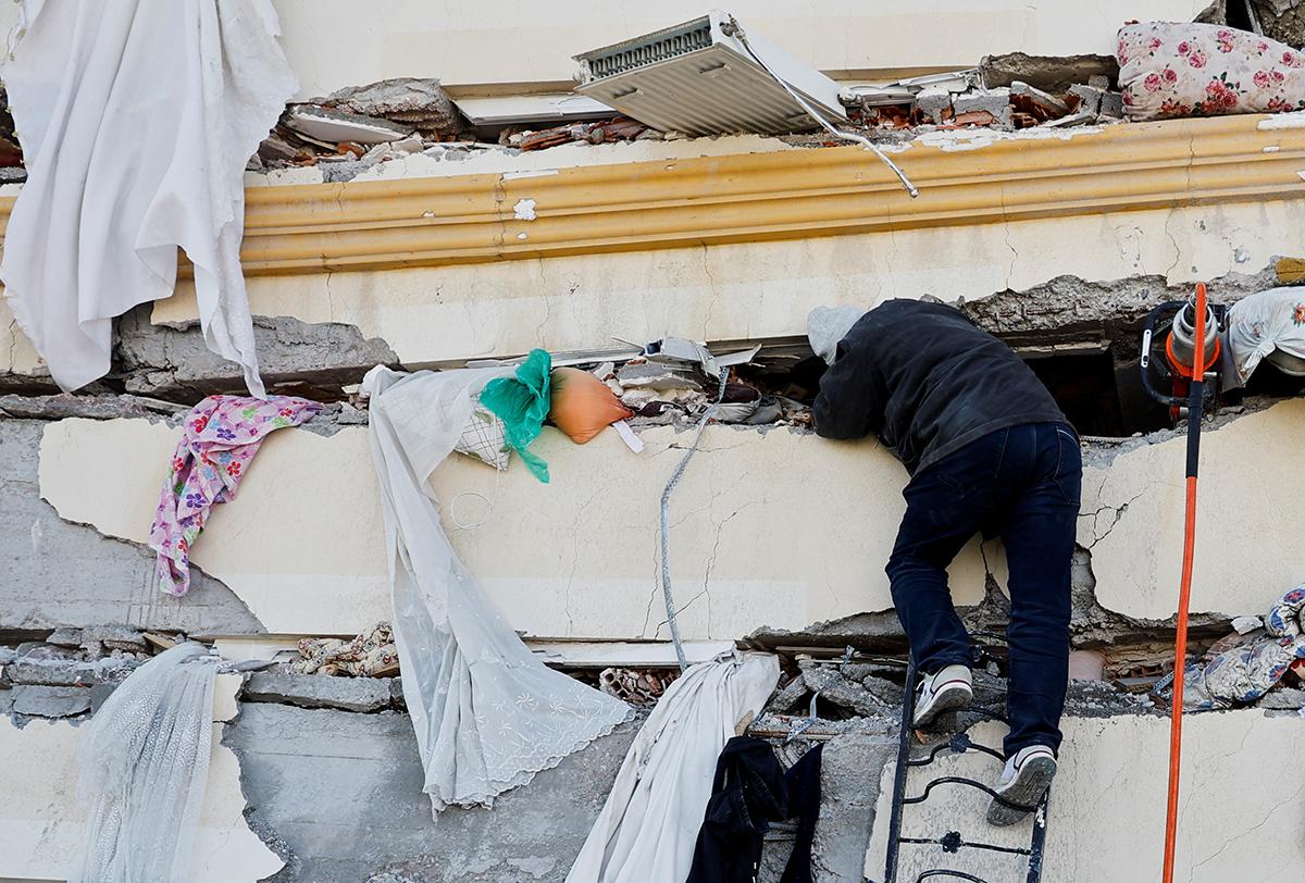 Reuters'ın objektifinden deprem sonrasında yaşananlar