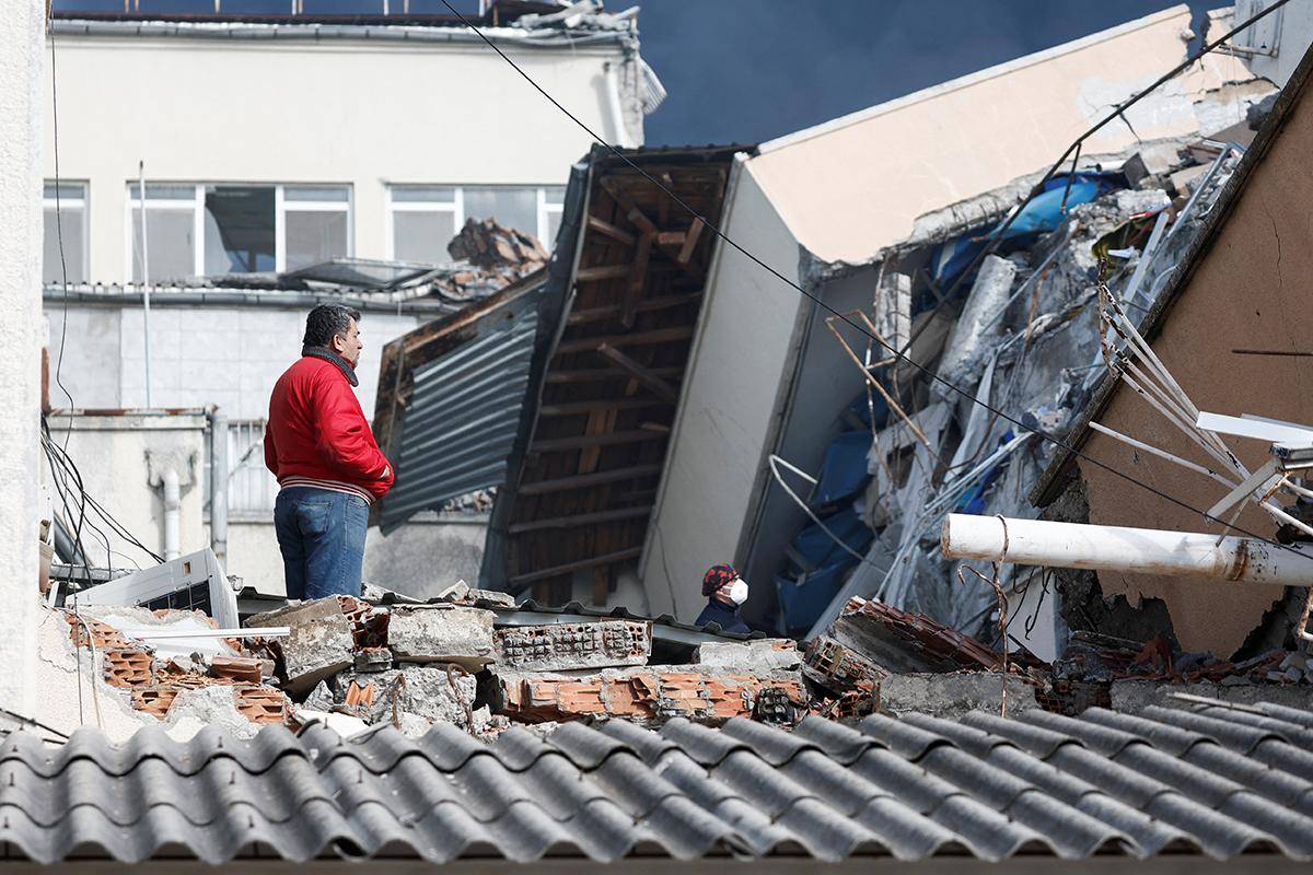 Reuters'ın objektifinden deprem sonrasında yaşananlar