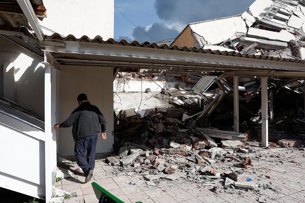 Reuters'ın objektifinden deprem sonrasında yaşananlar