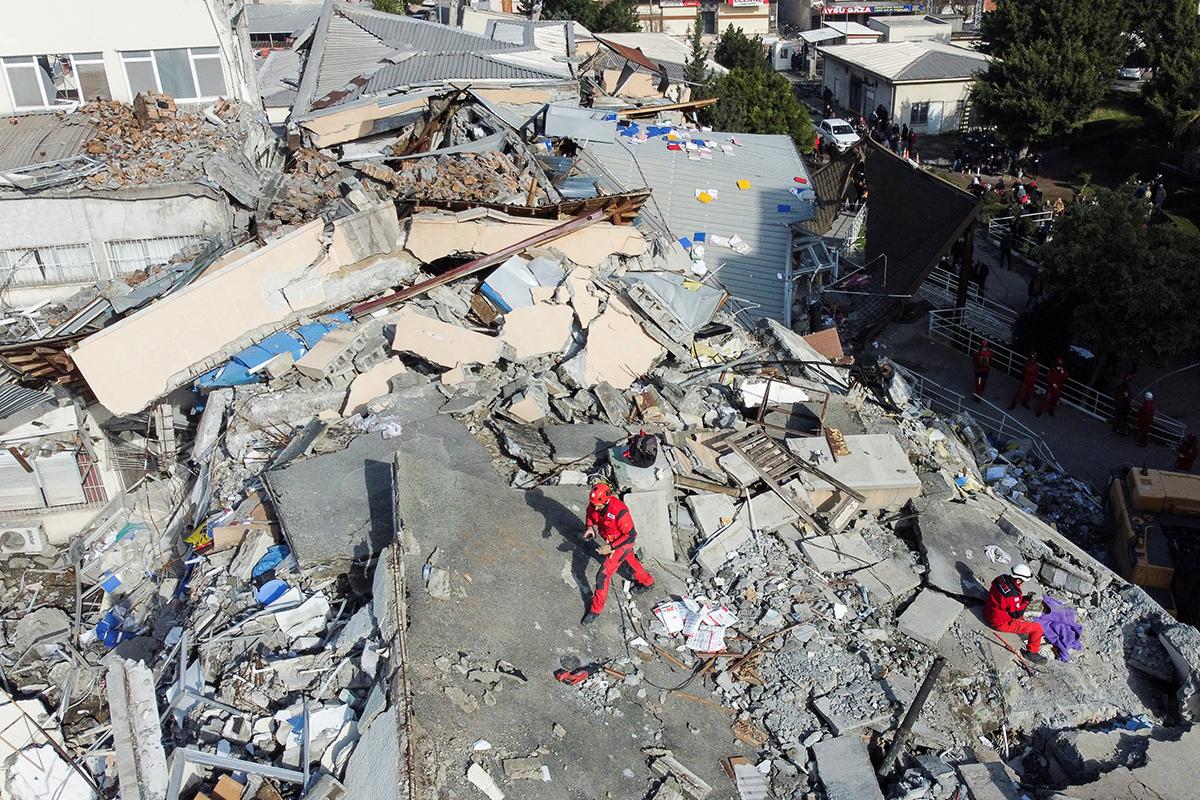 Reuters'ın objektifinden deprem sonrasında yaşananlar